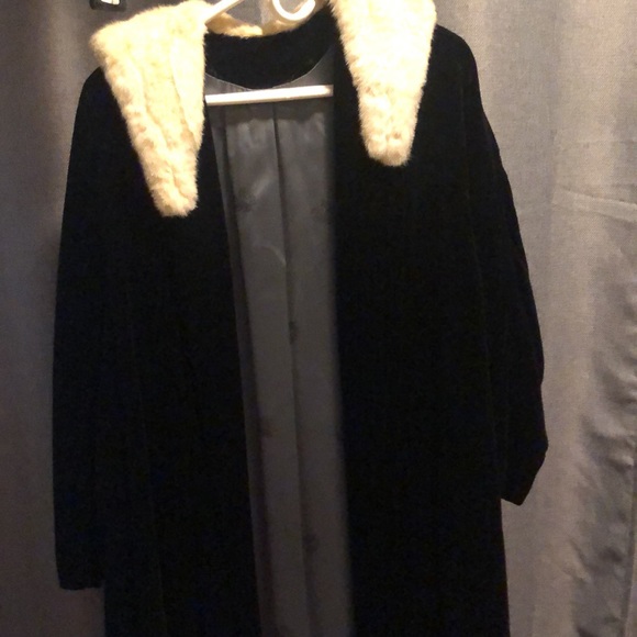 Gorgeous black high-quality velvet vintage fur-trimmed full length coat.ptp 20” - Picture 6 of 10